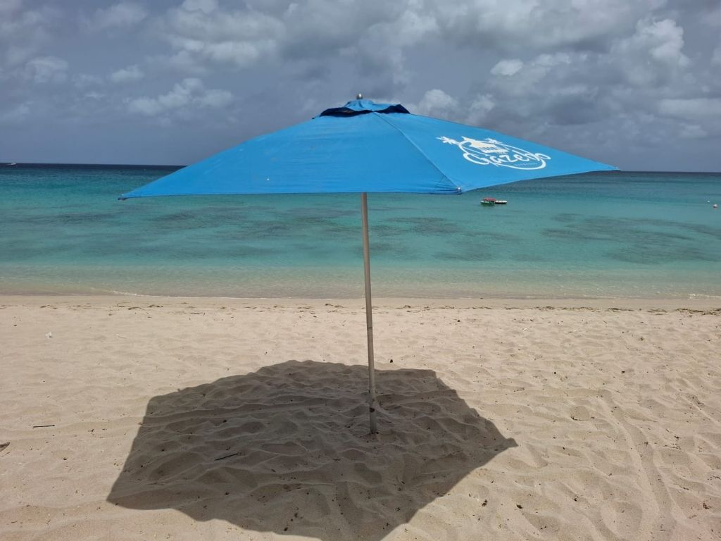 Paynes Bay Beach - Umbrella rentals