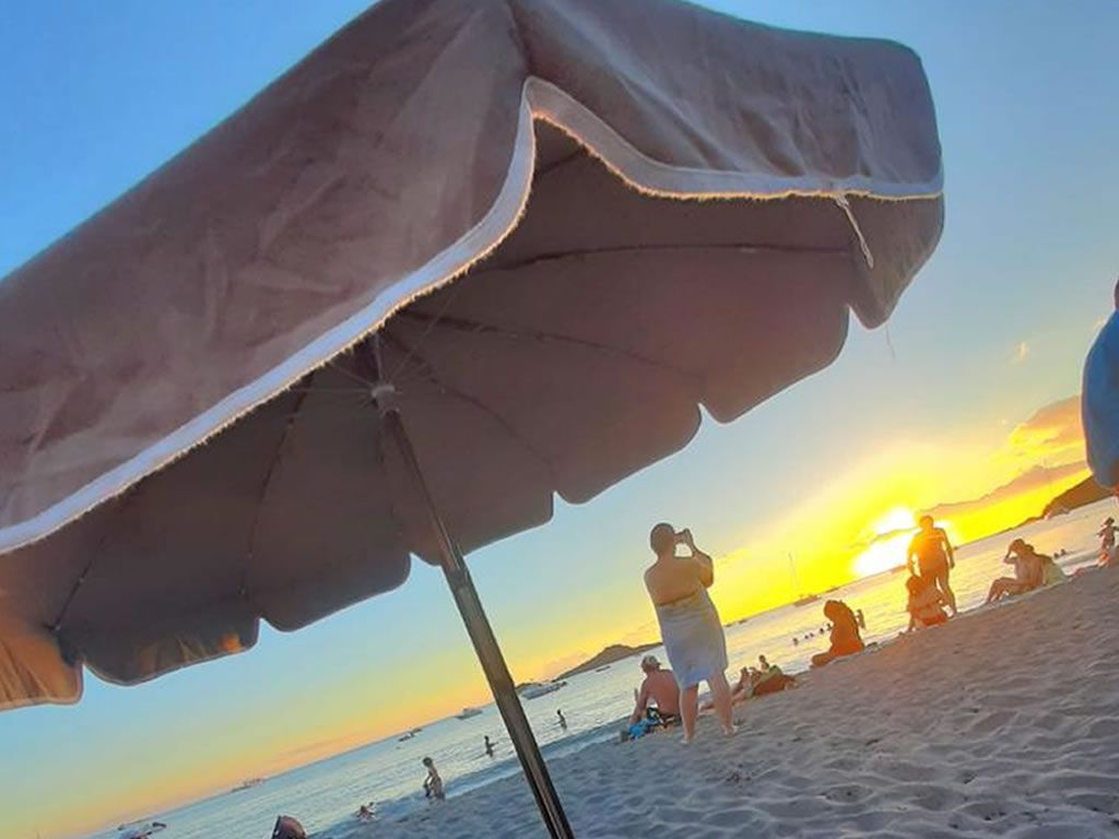 Plage de Malendure, Bouillante - Umbrella rentals