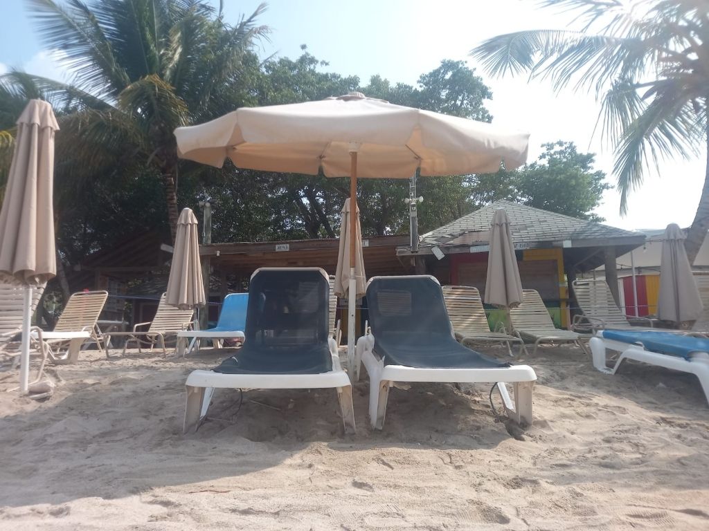 Cockelshell Bay Beach - 2 Beach Lounge Chair and an umbrella rentals