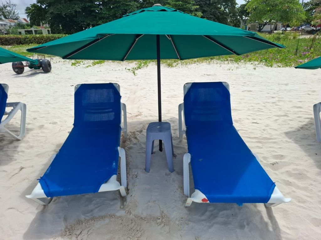 Brownes Beach - Beach Chair (2) and Umbrella rentals