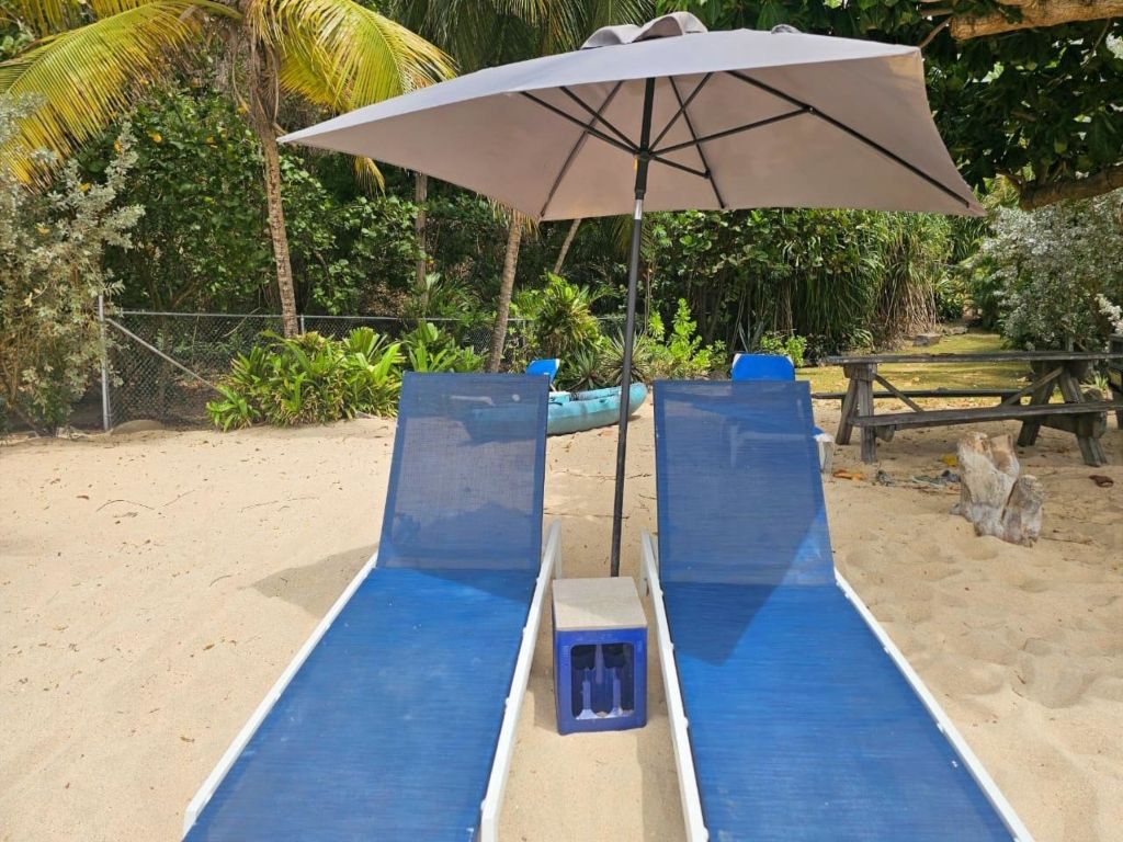Magazine Beach - 2 Beach Lounge Chair and an umbrella rentals